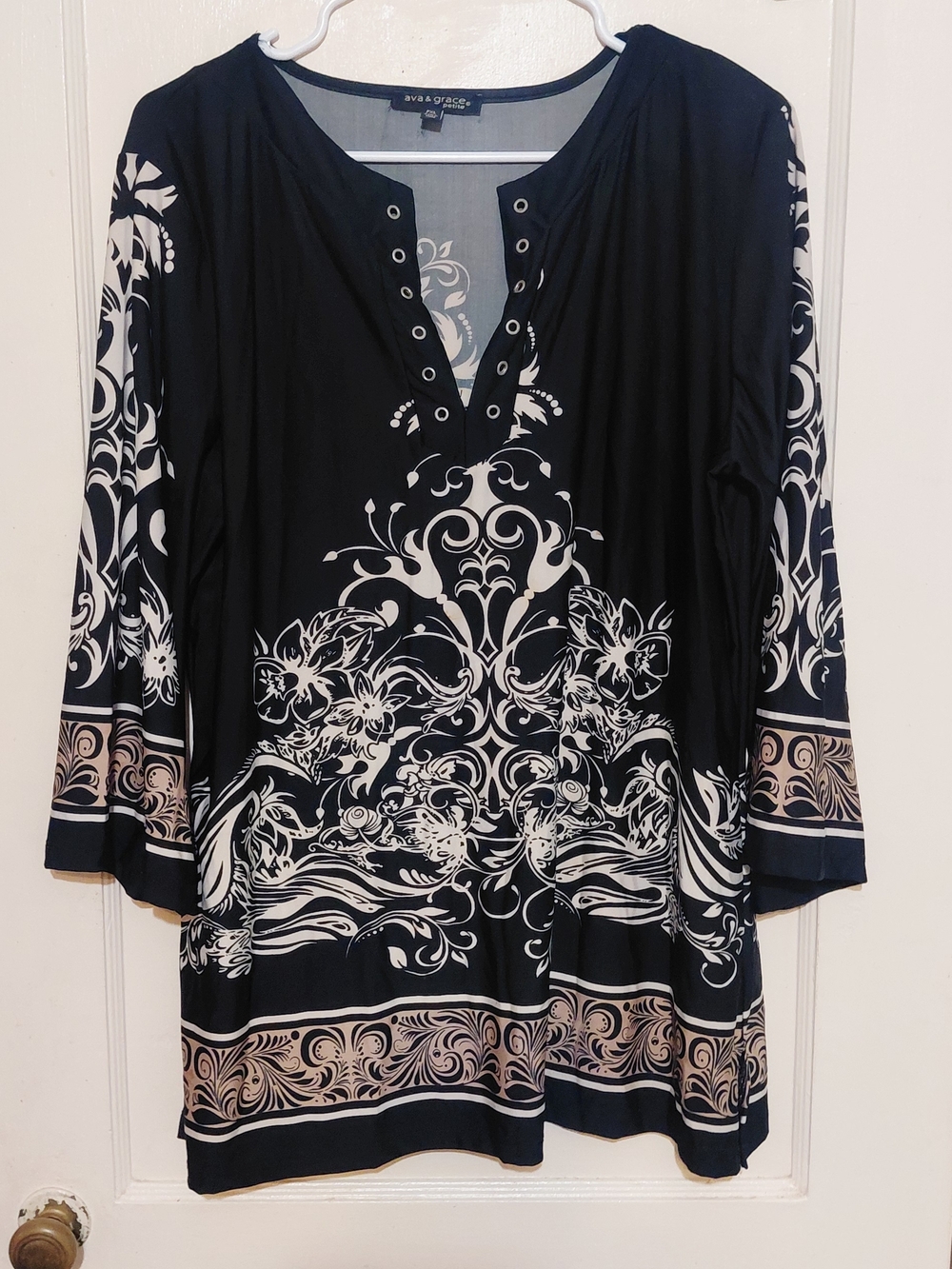 Ava & Grace Black and White Floral-Print V-Neck Tunic